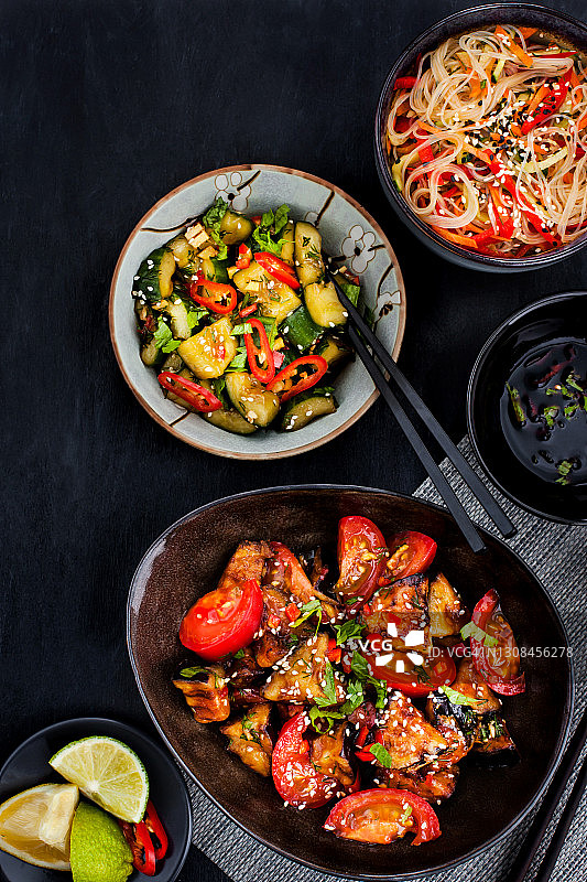 亚洲食品。茄子炒，碎黄瓜，米粉蔬菜。前视图。图片素材
