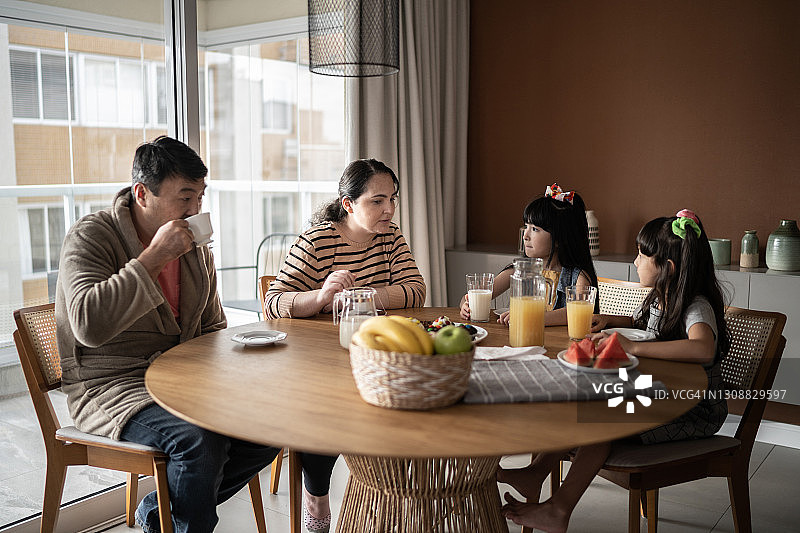 家人在家里一起吃早餐图片素材