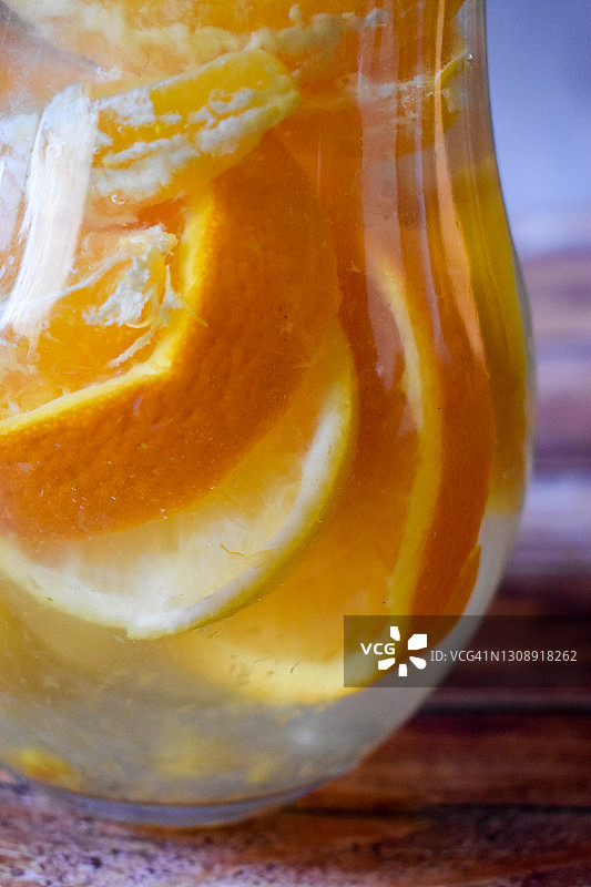 柠檬和橙子装在一杯加冰的果汁里图片素材