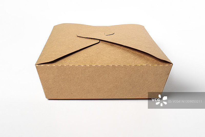 纸盒，白色背景的棕色纸盒。可回收的包装图片素材