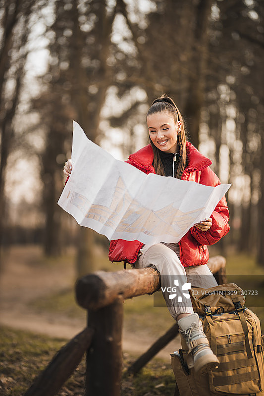 女徒步旅行者在看地图寻找方向图片素材