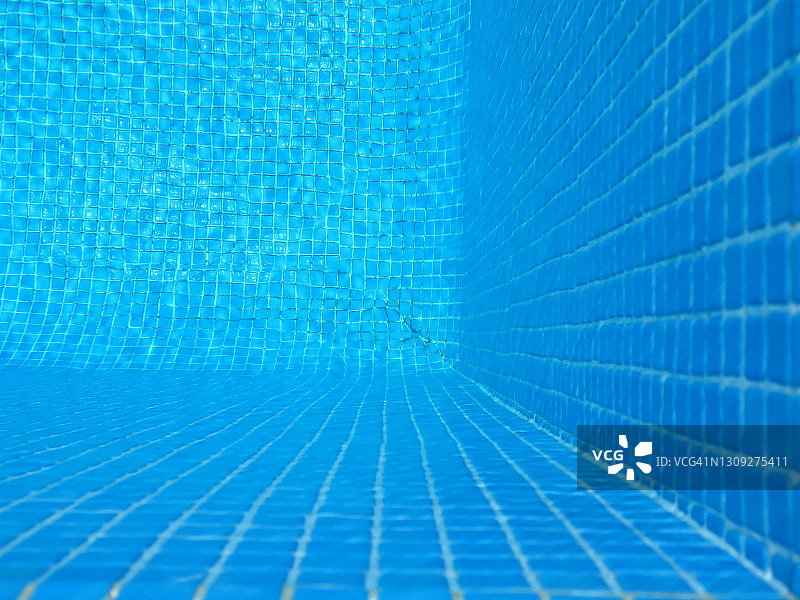 西班牙游泳池里的蓝色马赛克和深水图片素材