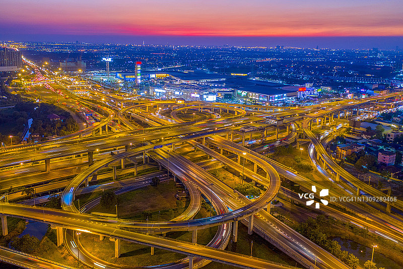 夜间鸟瞰高速公路交汇处。城市交通。图片素材