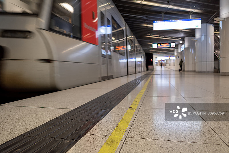 新冠肺炎疫情封锁期间，德国地铁站台有轨电车前黄色胶带线的选择焦点视图。图片素材