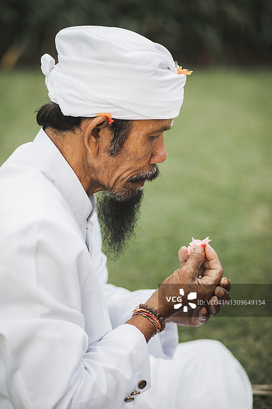 巴厘岛僧人在传统的精神仪式上用许多神圣的附件和火烟图片素材
