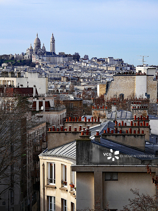 从巴黎的屋顶上看圣心教堂和蒙马特教堂图片素材