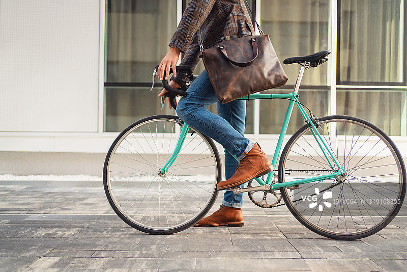一个面目全非的商人骑着他的自行车图片素材