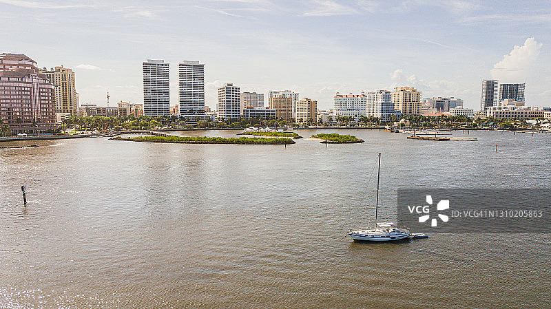 2021年3月春假期间，佛罗里达州入口海滨的西棕榈滩市中心鸟瞰图图片素材