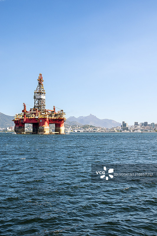 瓜纳巴拉湾的石油平台图片素材