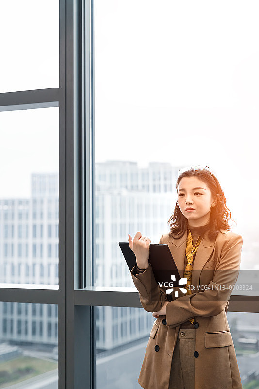 自信的亚洲商业女性在办公室的肖像图片素材