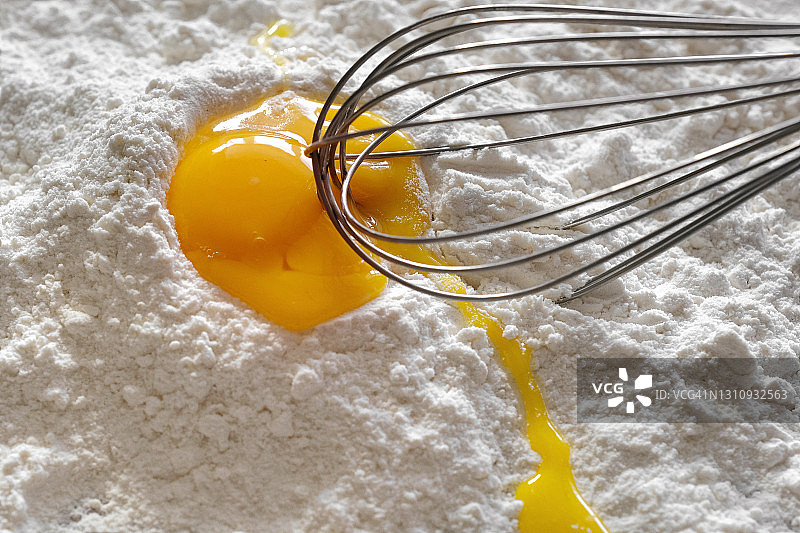 鸡蛋，面粉，搅拌器在厨房特写。烘焙原料。烹饪概念，俯视图图片素材