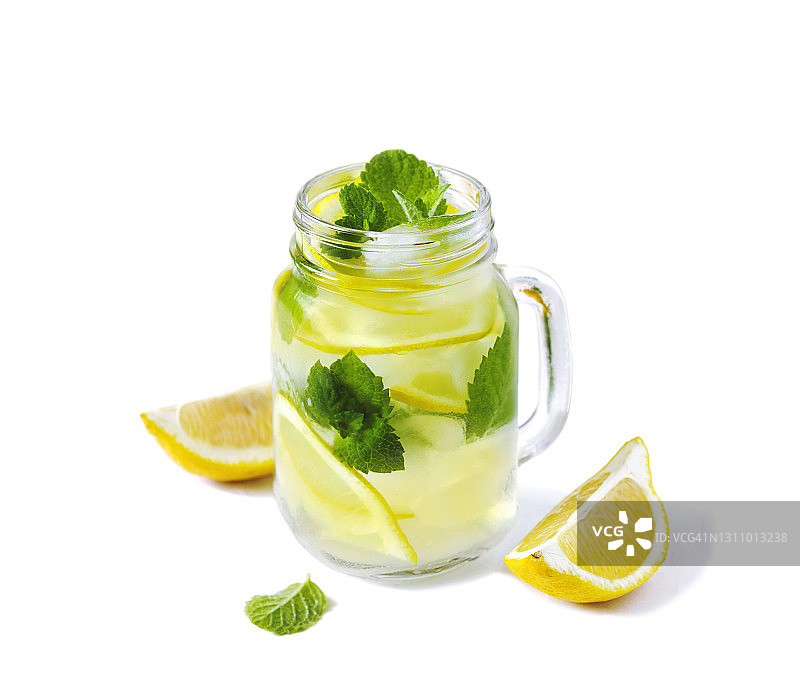 柠檬水。梅森罐玻璃柠檬水与薄荷图片素材
