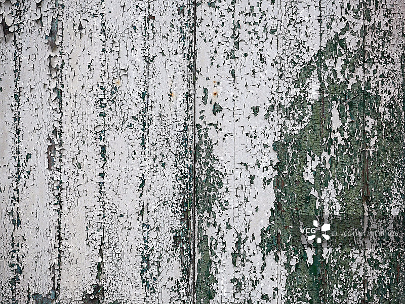 木墙上的油漆层被划伤和涂漆图片素材