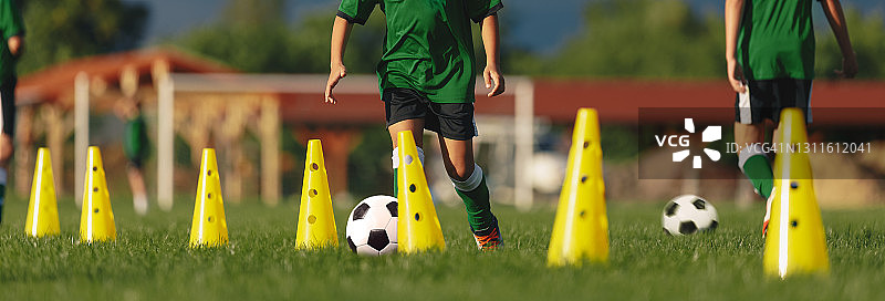 青少年足球运动员跑步和运球训练训练与排练习锥图片素材