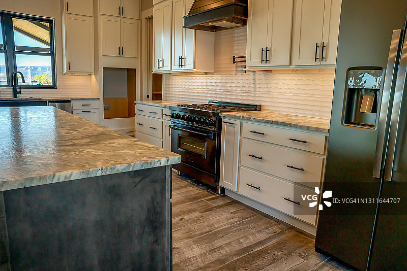 一个新建的单户开放式概念住宅的厨房内部，特写图片素材