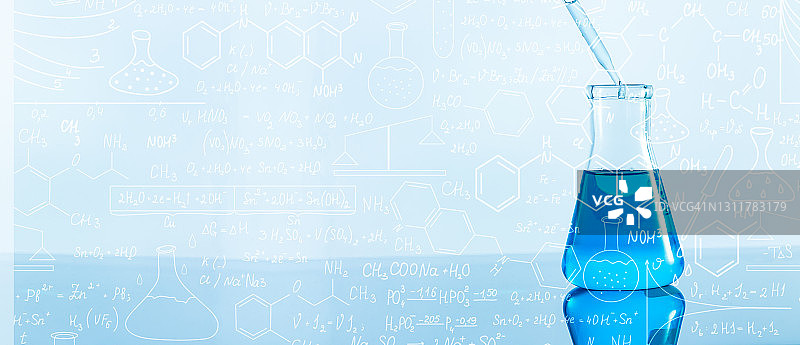 蓝色科学玻璃管实验，白色背景，手绘科学公式为背景。图片素材