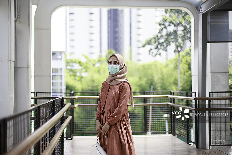 年轻的亚洲妇女头巾与保护面罩图片素材