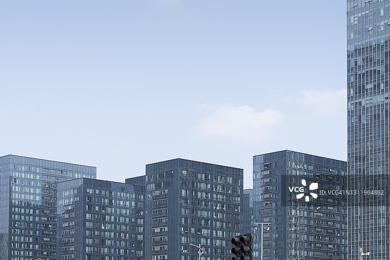蓝天白云下的现代办公大楼图片素材