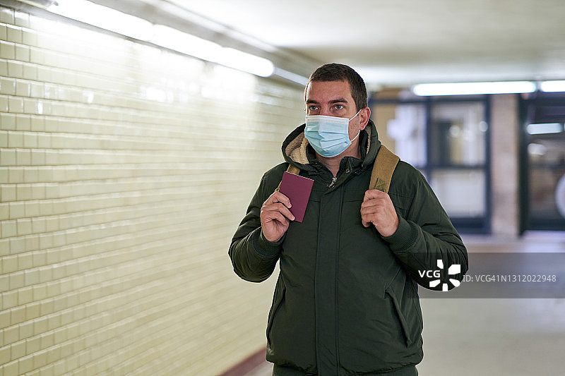 一个年轻的白人戴着防护面具在城市地铁里图片素材
