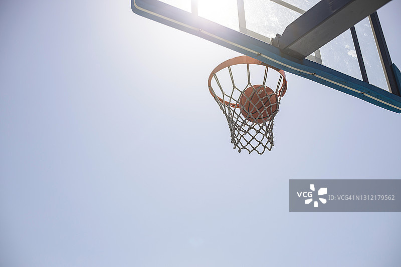 一个球进入篮球框内的低角度视图图片素材