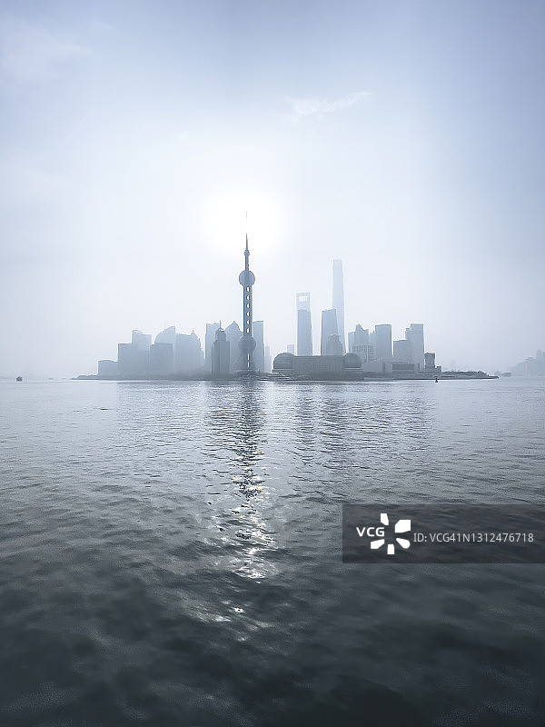 中国上海黄浦江和陆家嘴风光图片素材