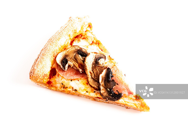 一片火腿，奶酪和蘑菇披萨孤立在白色的背景图片素材