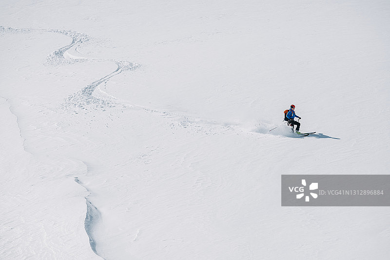 野外滑雪者在雪坡上转弯图片素材