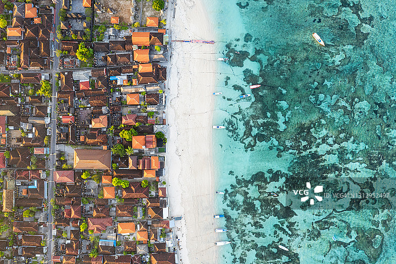 从上到下，俯瞰印尼巴厘岛的容古特巴图村和努沙莱姆邦安的白色沙滩图片素材