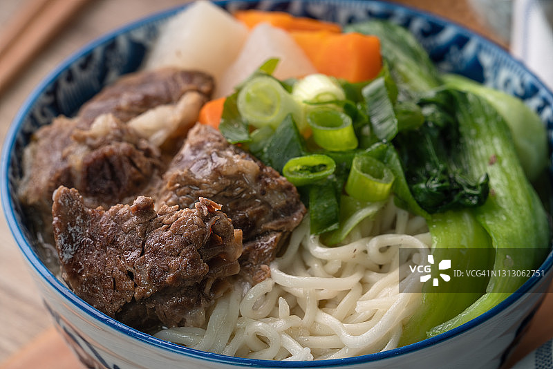 牛肉面汤。近距离的台湾著名的食物在一个碗上的木桌。图片素材