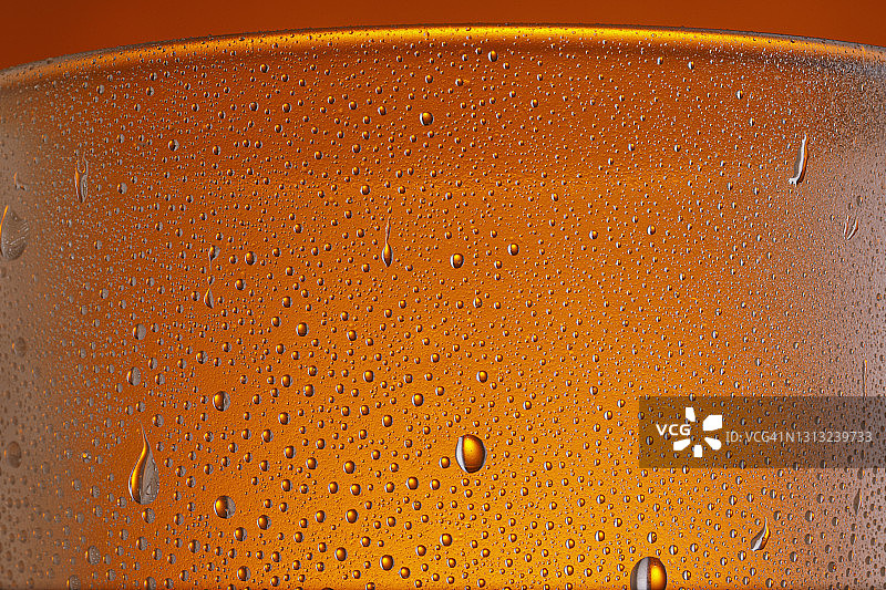 啤酒的背景。冰镇啤酒杯与水珠凝结图片素材