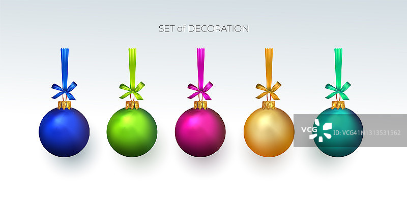 一套圣诞装饰现实构图与孤立的形象蓝色，绿色，红色，黄色，绿松石Сhristmas球。新年假期的装饰。现实的矢量图。图片素材
