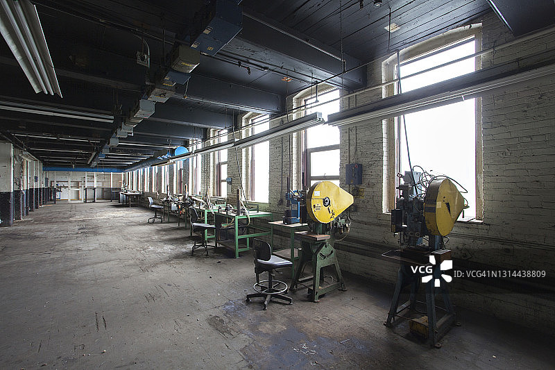 一个废弃的工业工厂内的制造设备的内部视图图片素材