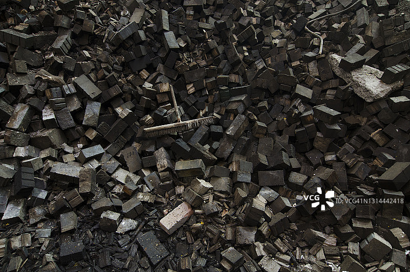 在一个废弃的工业工厂里拆木头和扫帚图片素材