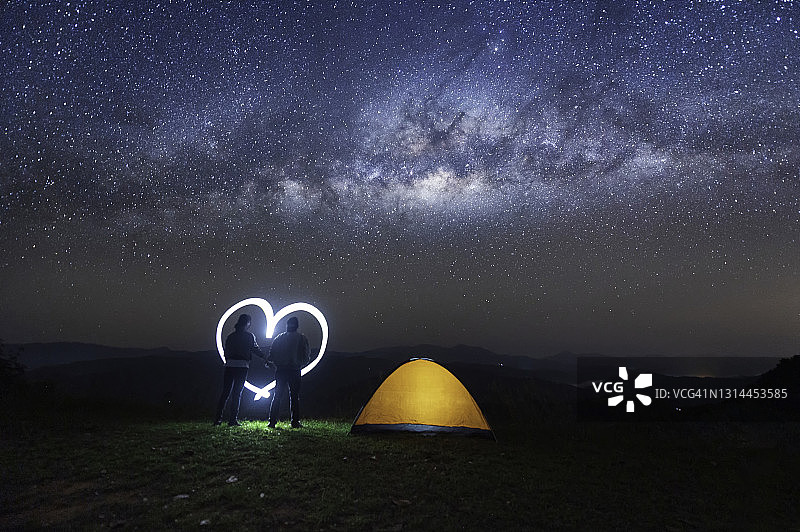 一对夫妇在泰国的一座高山上仰望银河。图片素材