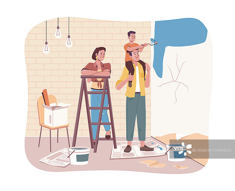一家人一起做房屋维修工作。矢子坐在父亲的肩膀上，在新公寓的墙上作画。父母和孩子在公寓装修。母亲有梯子，孩子有滚筒图片素材