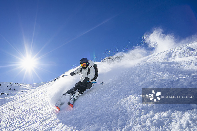阳光照耀着在arlbergmassif滑雪的年轻人图片素材