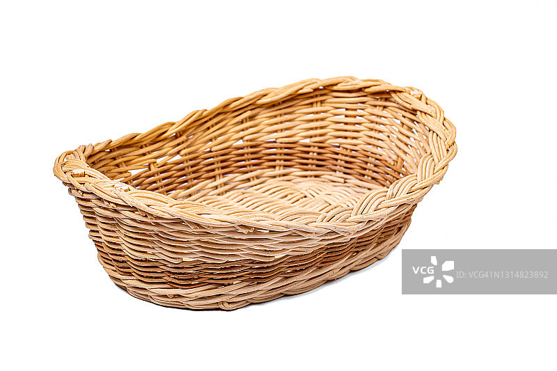 手工柳条篮子，绝缘的白色背景图片素材