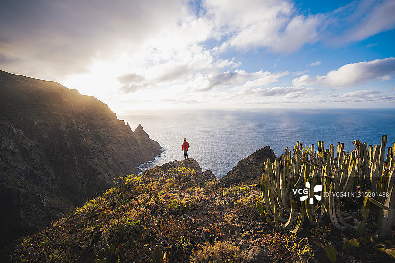 一个人站在西班牙特内里费岛阿纳加海岸的悬崖上。图片素材