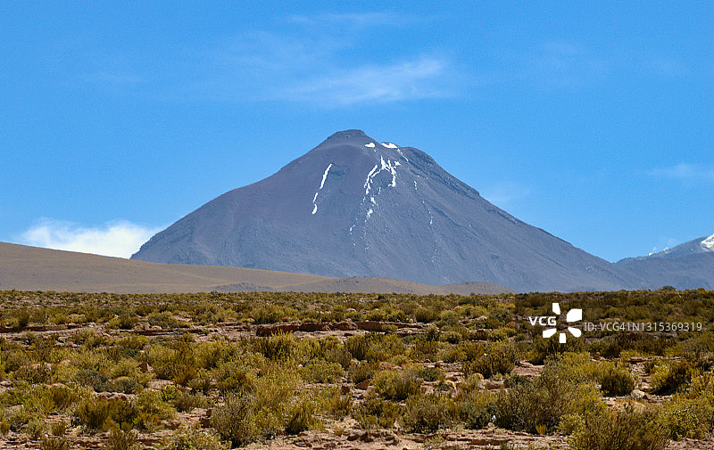贫瘠的安第斯高原阿塔卡马由塞罗科罗拉多火山图片素材