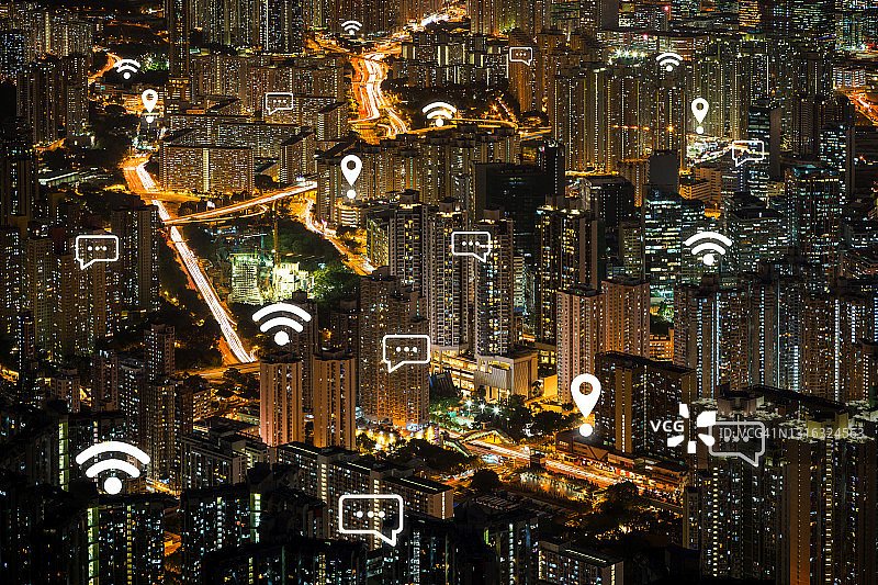 黄昏时分，香港城市景观上的图钉、WiFi和信息图标。图片素材