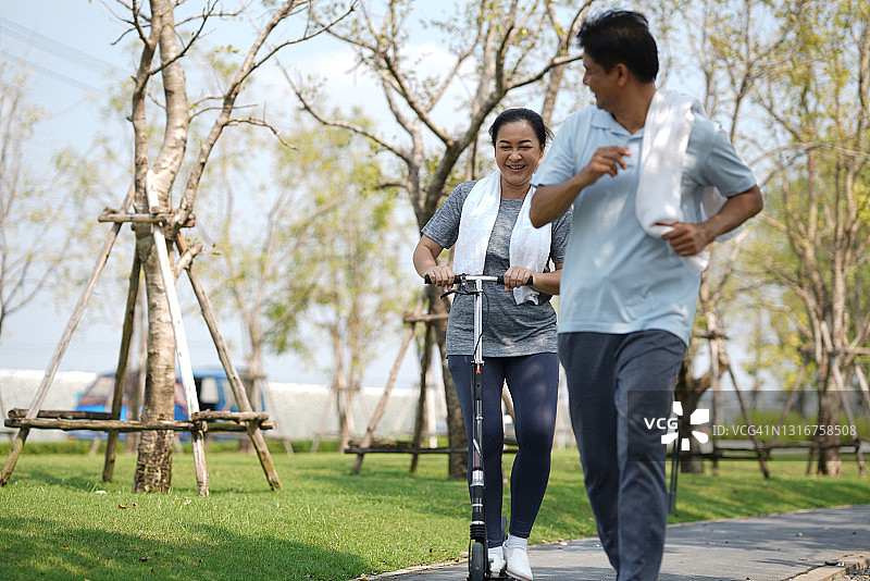 享受退休夫妇一起在公园慢跑锻炼图片素材