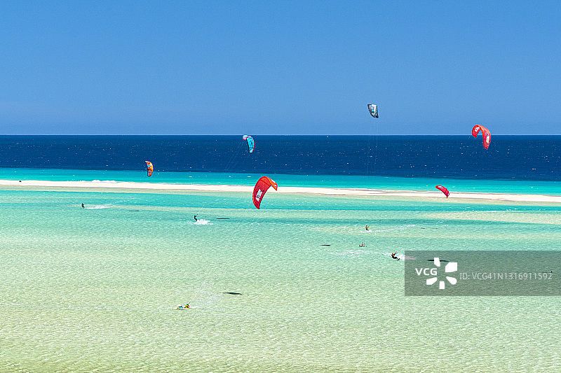 加那利群岛富埃特文图拉索塔文托海滩上的风筝冲浪者图片素材