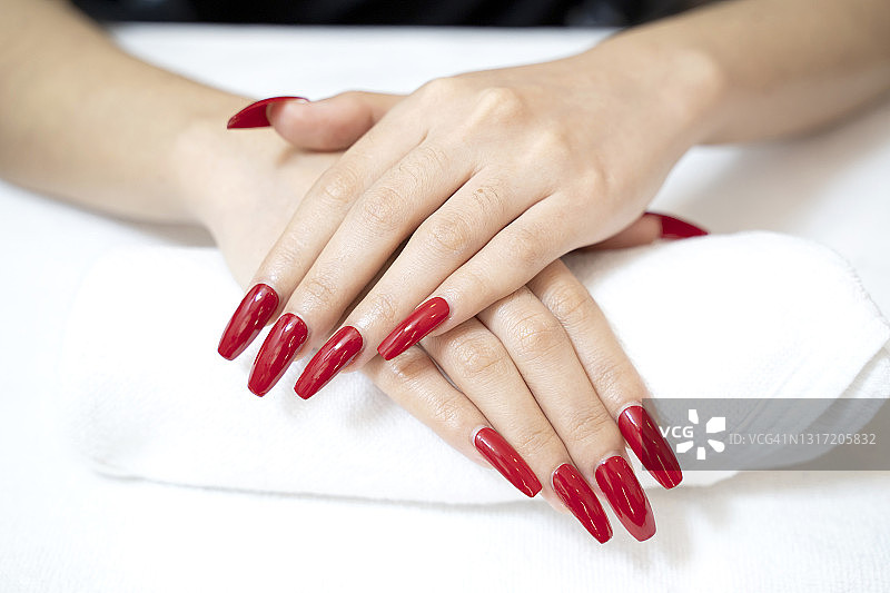 漂亮的指甲被涂成红色。图片素材