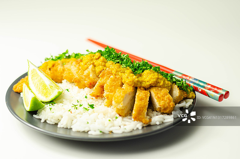 香酥鸡配上咖喱鱼片酱和蓬松的米饭，图片素材