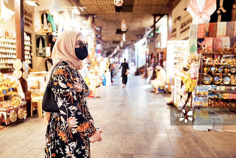 中东女性游客探索当地露天市场图片素材