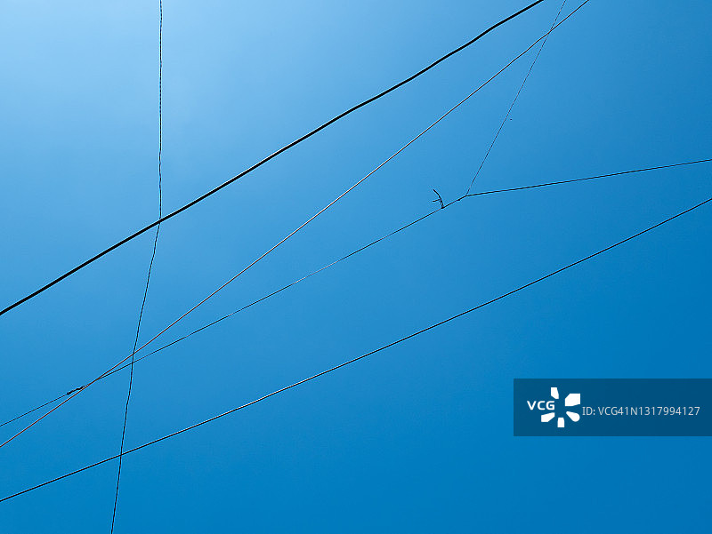 电缆与一个清晰的蓝天背景图片素材