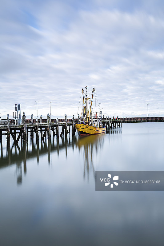丹麦，罗摩，渔船停泊在木码头上图片素材