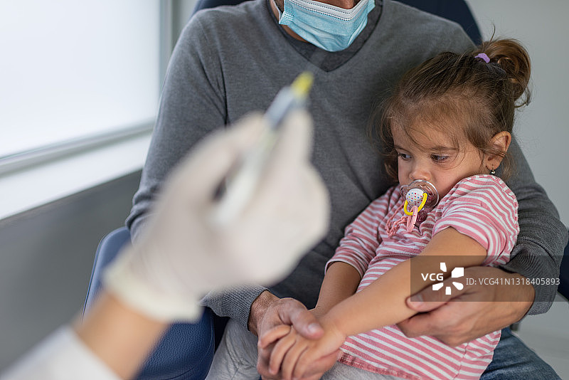 女婴正在向医生注射疫苗图片素材
