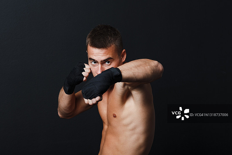 运动员泰拳男子站在黑色背景图片素材