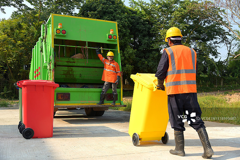 垃圾收集员城市城市回收垃圾收集车装载垃圾的工人图片素材